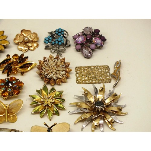 175 - LARGE SELECTION OF VINTAGE BROOCHES, PENDANTS, HAT PINS INCLUDING ENAMEL, GOLD PLATED, RHINESTONE ET... 