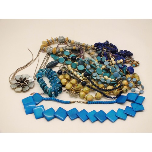 176 - SELECTION OF BLUE TONE COSTUME JEWELLERY INCLUDING HAND PAINTED, PENDANTS, EARRINGS, NECKLACES