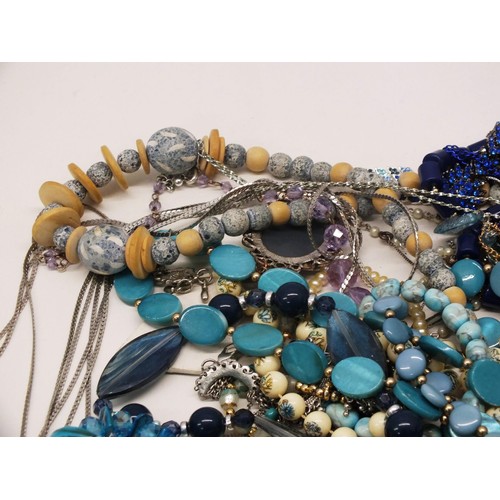 176 - SELECTION OF BLUE TONE COSTUME JEWELLERY INCLUDING HAND PAINTED, PENDANTS, EARRINGS, NECKLACES