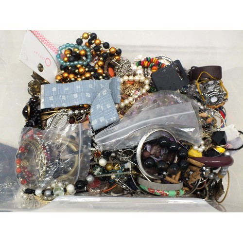 177 - TRAY OF COSTUME JEWELLERY INCLUDING NECKLACES, BRACELETS, EARRINGS ETC