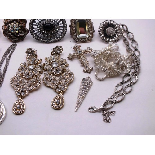 181 - SELECTION OF SILVER TONE RHINESTONE JEWELLERY INCLUDING NECKLACES, EARRINGS, RINGS ETC