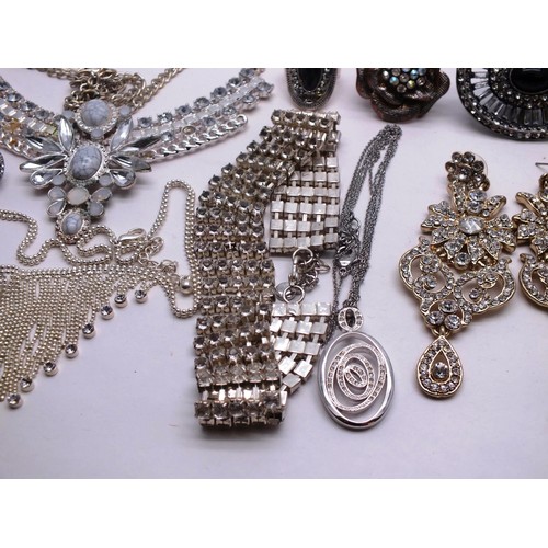 181 - SELECTION OF SILVER TONE RHINESTONE JEWELLERY INCLUDING NECKLACES, EARRINGS, RINGS ETC