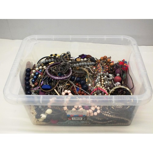 184 - TRAY OF COSTUME JEWELLERY INCLUDING NECKLACES, BRACELETS ETC