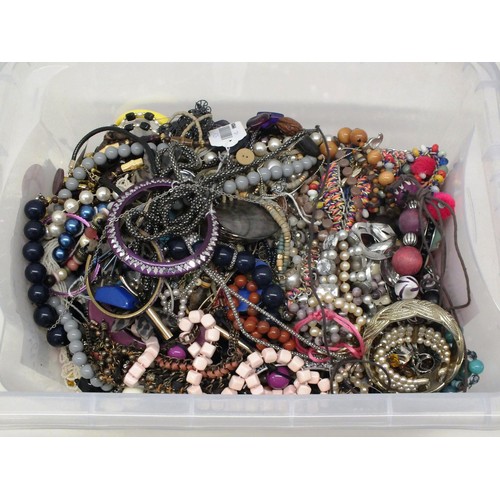 184 - TRAY OF COSTUME JEWELLERY INCLUDING NECKLACES, BRACELETS ETC