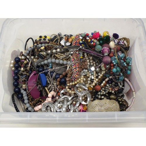 184 - TRAY OF COSTUME JEWELLERY INCLUDING NECKLACES, BRACELETS ETC