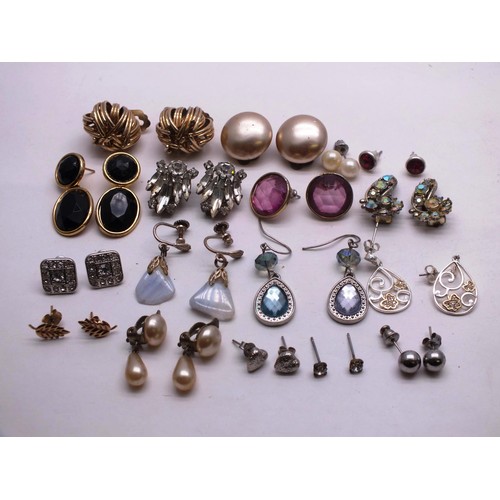 187 - LARGE SELECTION OF VINTAGE EARRINGS