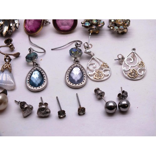 187 - LARGE SELECTION OF VINTAGE EARRINGS