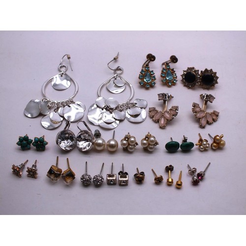 189 - LARGE SELECTION OF VINTAGE EARRINGS