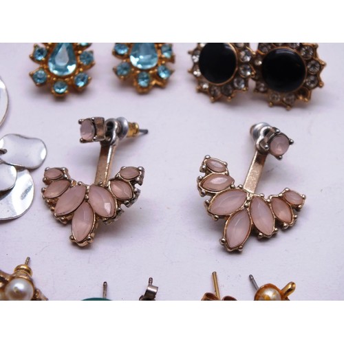 189 - LARGE SELECTION OF VINTAGE EARRINGS