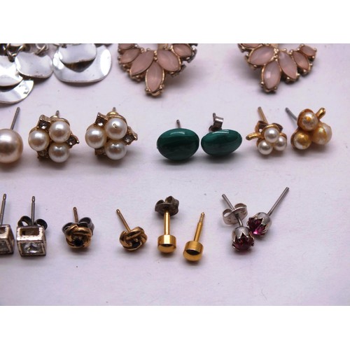 189 - LARGE SELECTION OF VINTAGE EARRINGS