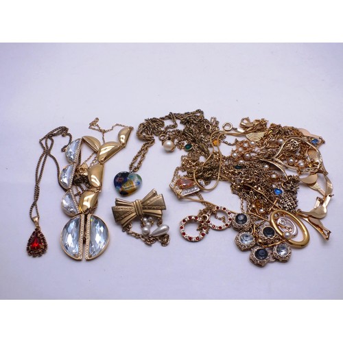 191 - SELECTION OF GOLD TONE JEWELLERY INCLUDING NECKLACES, FAUX PEARL ETC