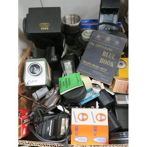 273 - JOBLOT OF VINTAGE PHOTOGRAPHIC ITEMS INCLUDES OPTEX V65612 CABIN, FLAHSES, LIGHT METERS, BULBS, CHAR... 