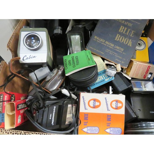 273 - JOBLOT OF VINTAGE PHOTOGRAPHIC ITEMS INCLUDES OPTEX V65612 CABIN, FLAHSES, LIGHT METERS, BULBS, CHAR... 