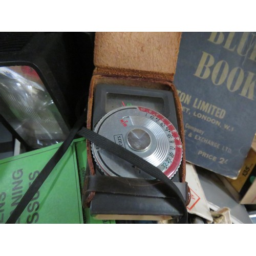 273 - JOBLOT OF VINTAGE PHOTOGRAPHIC ITEMS INCLUDES OPTEX V65612 CABIN, FLAHSES, LIGHT METERS, BULBS, CHAR... 