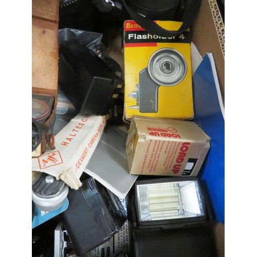 273 - JOBLOT OF VINTAGE PHOTOGRAPHIC ITEMS INCLUDES OPTEX V65612 CABIN, FLAHSES, LIGHT METERS, BULBS, CHAR... 