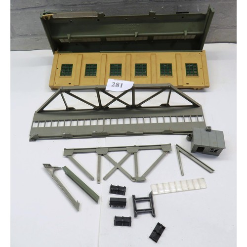 281 - VINTAGE HORNBY TRAIN STATION PARTS