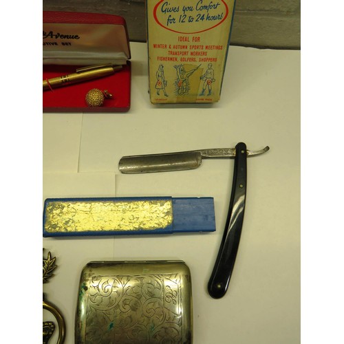 289 - MIXED COLLECTION OF VINTAGE ITEMS INCLUDING PEN SET, TRAVEL CLOCK, CUT THROAT RAZOR ETC