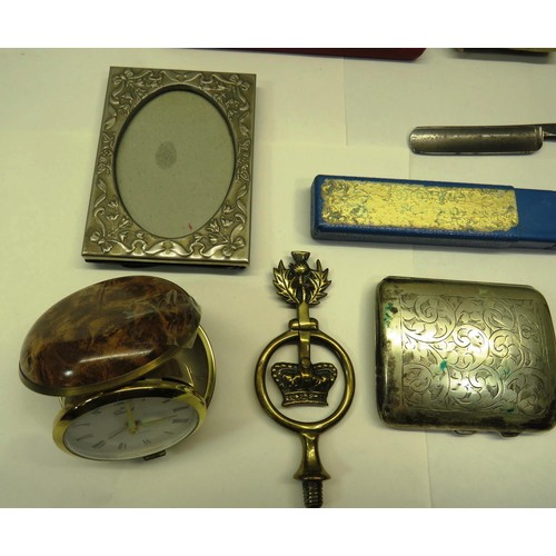 289 - MIXED COLLECTION OF VINTAGE ITEMS INCLUDING PEN SET, TRAVEL CLOCK, CUT THROAT RAZOR ETC