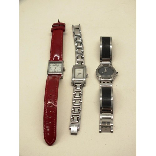 306 - 3x ASSORTED LADIES WATCHES TO INCLUDE EMPORIO ARMANI, DKNY AND SWATCH