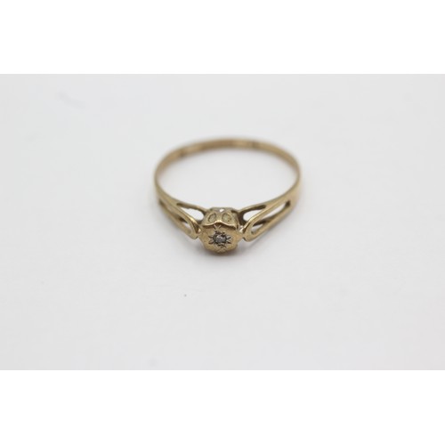 444 - 9ct gold vintage diamond star etched solitaire ring (1g)Size-  N