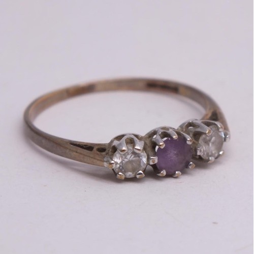 347 - 9CT GOLD PURPLE AND WHITE STONE TRILOGY RING SIZE N- 1.1G