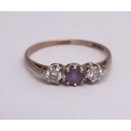 347 - 9CT GOLD PURPLE AND WHITE STONE TRILOGY RING SIZE N- 1.1G