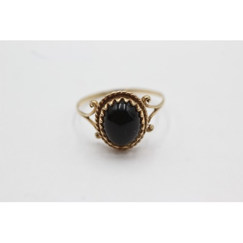 488 - 9ct gold vintage onyx cocktail ring (1.5g)Size- P