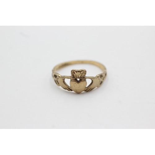 502 - 9ct gold claddagh ring (2g)Size- P