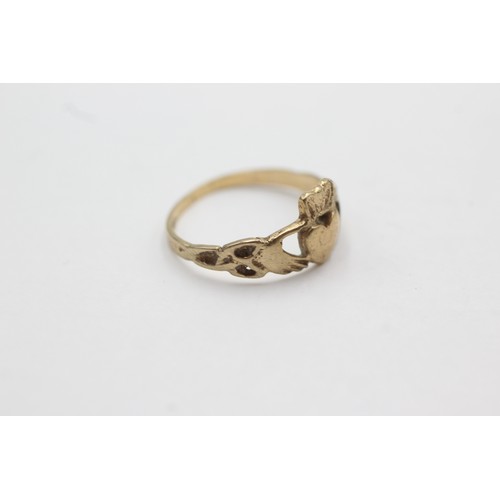 502 - 9ct gold claddagh ring (2g)Size- P