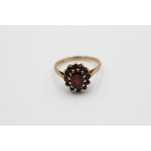 512 - 9ct gold vintage garnet cluster ring (2g)Size- L