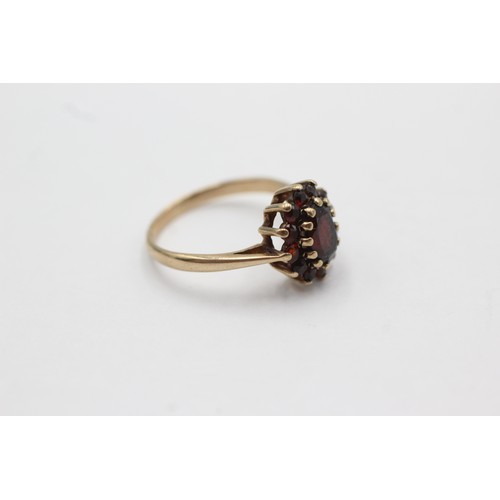 512 - 9ct gold vintage garnet cluster ring (2g)Size- L