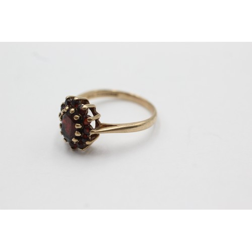 512 - 9ct gold vintage garnet cluster ring (2g)Size- L