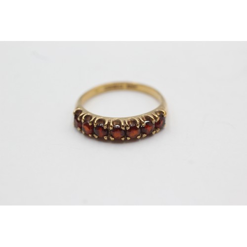 514 - 9ct gold vintage garnet half-eternity ring (2.1g)Size- N