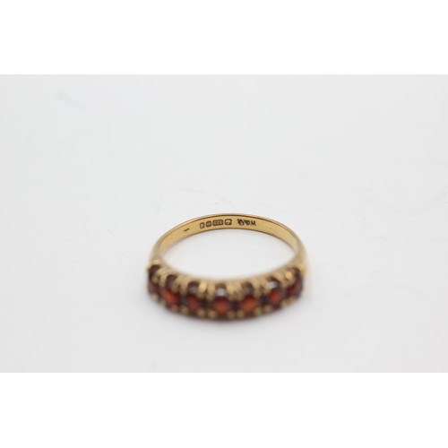 514 - 9ct gold vintage garnet half-eternity ring (2.1g)Size- N