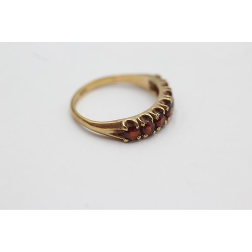 514 - 9ct gold vintage garnet half-eternity ring (2.1g)Size- N