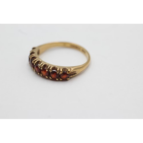 514 - 9ct gold vintage garnet half-eternity ring (2.1g)Size- N