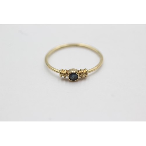 516 - 9ct gold sapphire solitaire ring (0.9g)Size- N