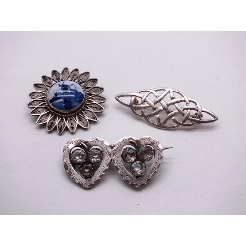 376 - 925 SILVER CELTIC BROOCH, CHESTER SILVER HEARTS BROOCH AND SILVER FILIGREE DELFT BROOCH