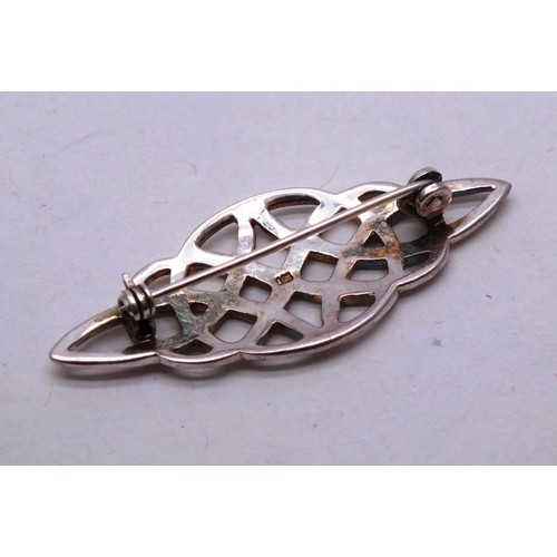 376 - 925 SILVER CELTIC BROOCH, CHESTER SILVER HEARTS BROOCH AND SILVER FILIGREE DELFT BROOCH