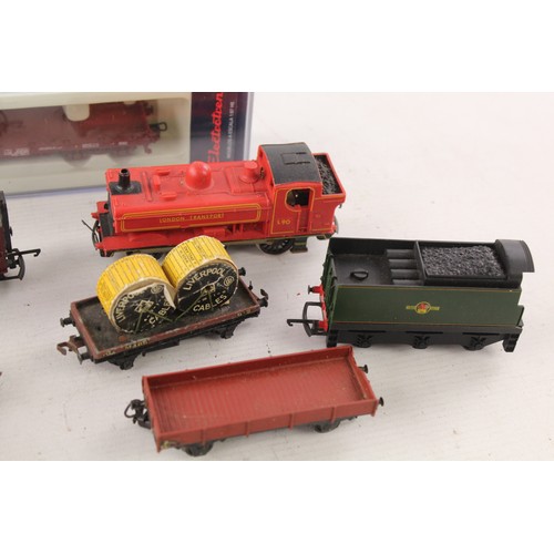 535 - 12 x OO Gauge Locos, Rolling Stock, Carriages Inc Hornby Dublo, Triang Etc