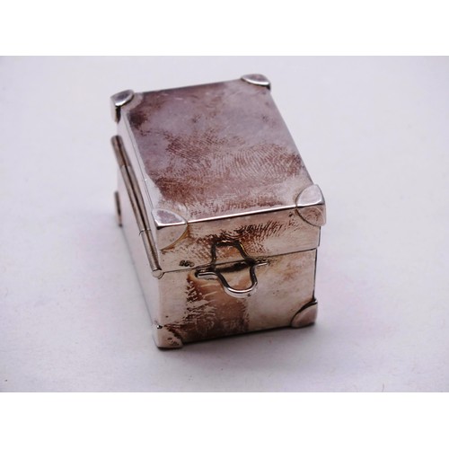 383 - 925 SILVER PILL BOX IN THE SYLE OF A CHEST - 30G