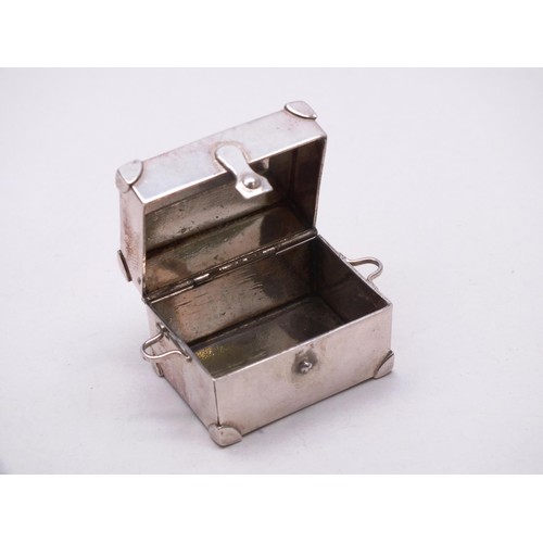 383 - 925 SILVER PILL BOX IN THE SYLE OF A CHEST - 30G