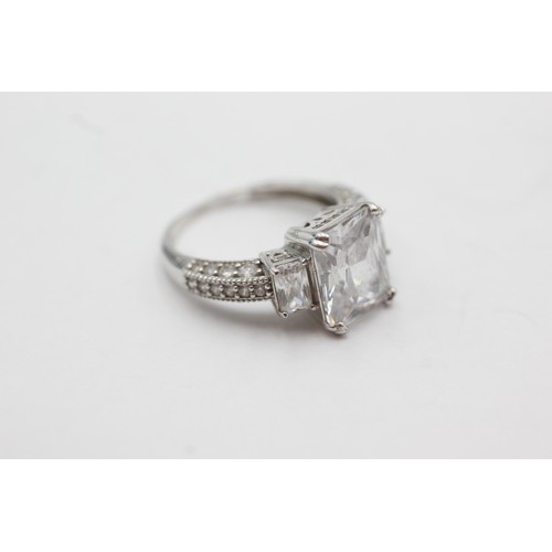 540 - 9ct white gold clear gemstone cocktail ring (4.6g) size L