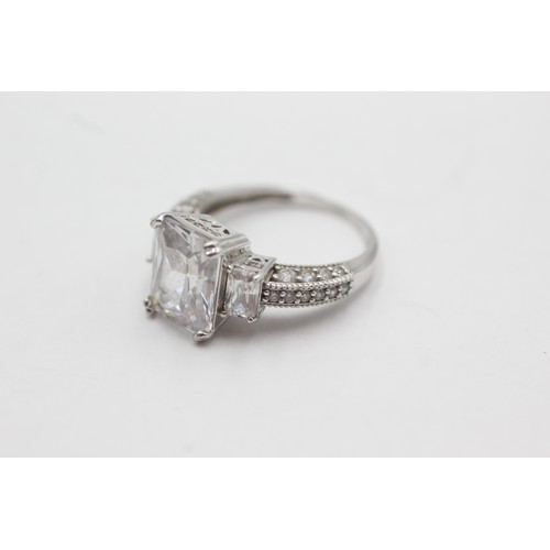 540 - 9ct white gold clear gemstone cocktail ring (4.6g) size L