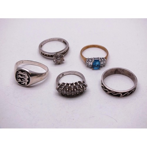 386 - FIVE SILVER RINGS INCLUDES 9CT ON SILVER AND THREE LIONS SIGNET RING