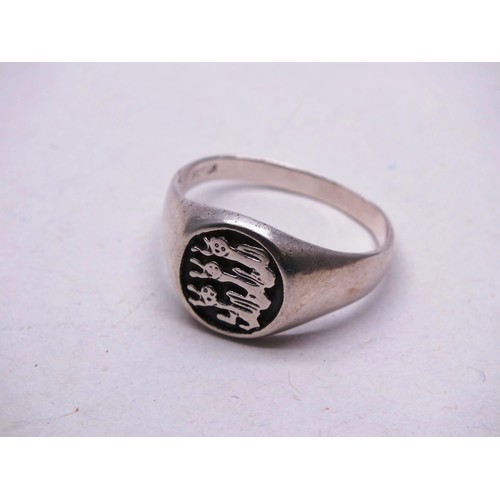 386 - FIVE SILVER RINGS INCLUDES 9CT ON SILVER AND THREE LIONS SIGNET RING