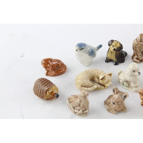 557 - 18 x Vintage Porcelain Animals Inc Wade Whimsey, Hedgehog, Penguin, Fox Etc