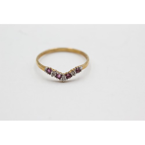 564 - 9ct gold ruby & diamond wishbone ring (1.2g) size S