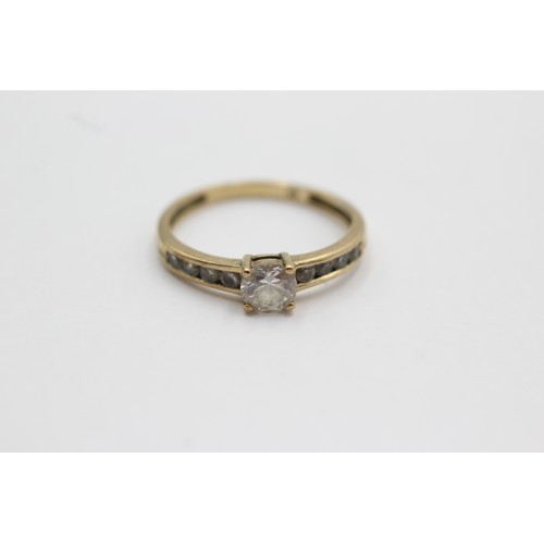 584 - 9ct gold vintage clear gemstone nine stone dress ring (1.8g)Size- N