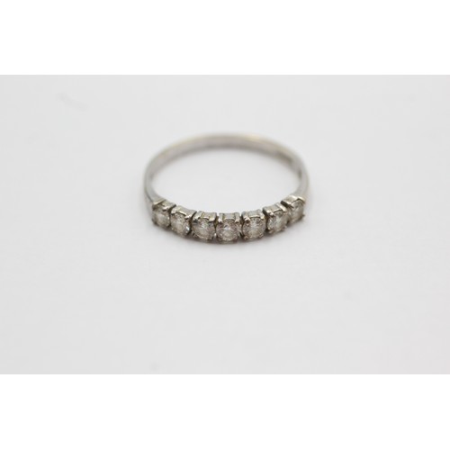 592 - 9ct white gold clear gemstone half-eternity ring (1.7g)Size- Q